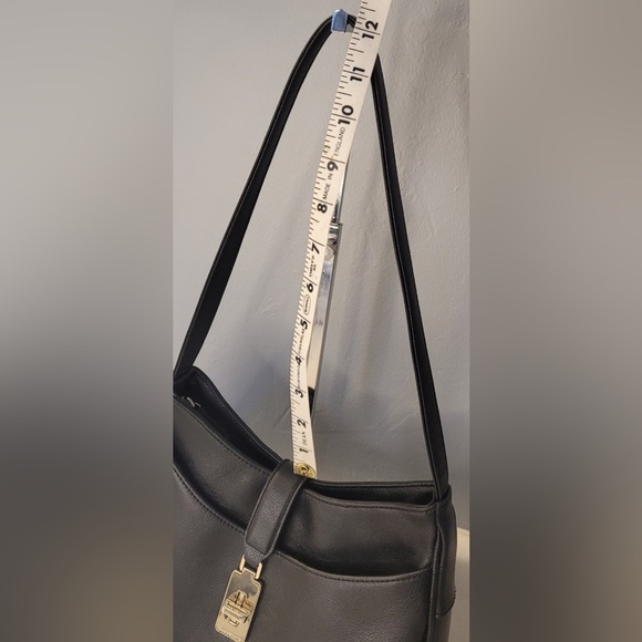 Liz Claiborne Shoulder Bag - Black - Stylish and Functional -EUC with Small Flaw - Picture 11 of 15